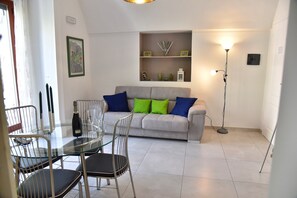 Design Suite, 1 Bedroom, City View | Living area | Flat-screen TV - Benedettini - Suites (Catania)