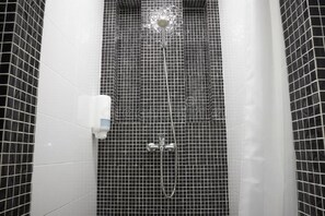 Buồng tắm vòi sen, vòi sen phun mưa, máy sấy tóc, khăn tắm