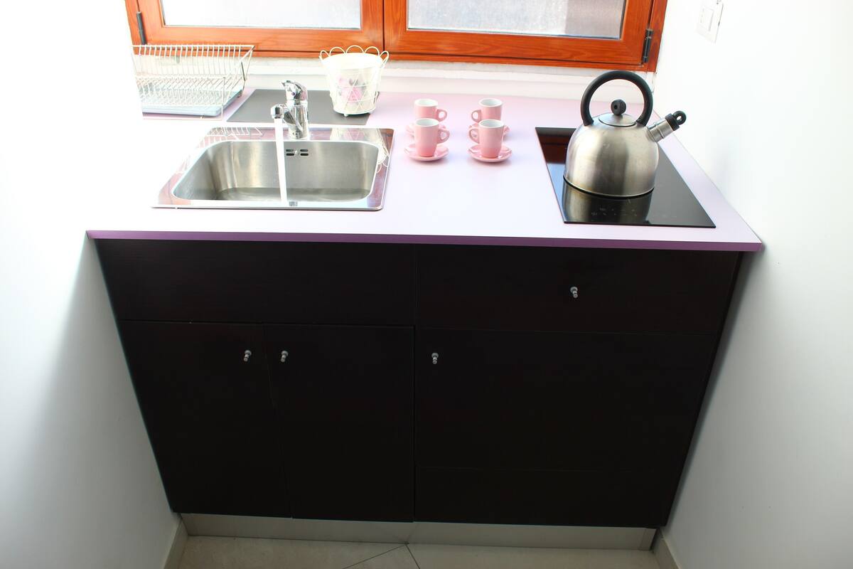 romantic suite, 1 bedroom, city view | private kitchen | mini-fridge, microwave, stovetop, coffee/tea maker