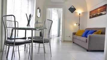 Suite romántica, 1 habitación, vista a la ciudad | Área de sala de estar | Televisión de pantalla plana