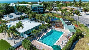 Un complexe hôtelier doté d’une piscine, de plusieurs bâtiments et offrant une vue sur l  ’océan.