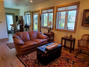 Smart TV - Peaceful Cozy Cottage 15 minutes to UVA (Earlysville)