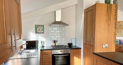 A homely lodge in a tranquil setting with lake view