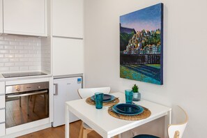 Refrigerador, microondas, horno y cafetera y tetera