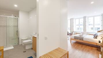 淋浴设施、吹风机、毛巾、肥皂