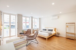 Escritorio, tabla de planchar con plancha, wifi gratis y ropa de cama