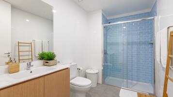 淋浴设施、吹风机、毛巾、肥皂