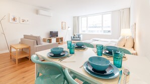 Una sala de estar moderna con comedor.