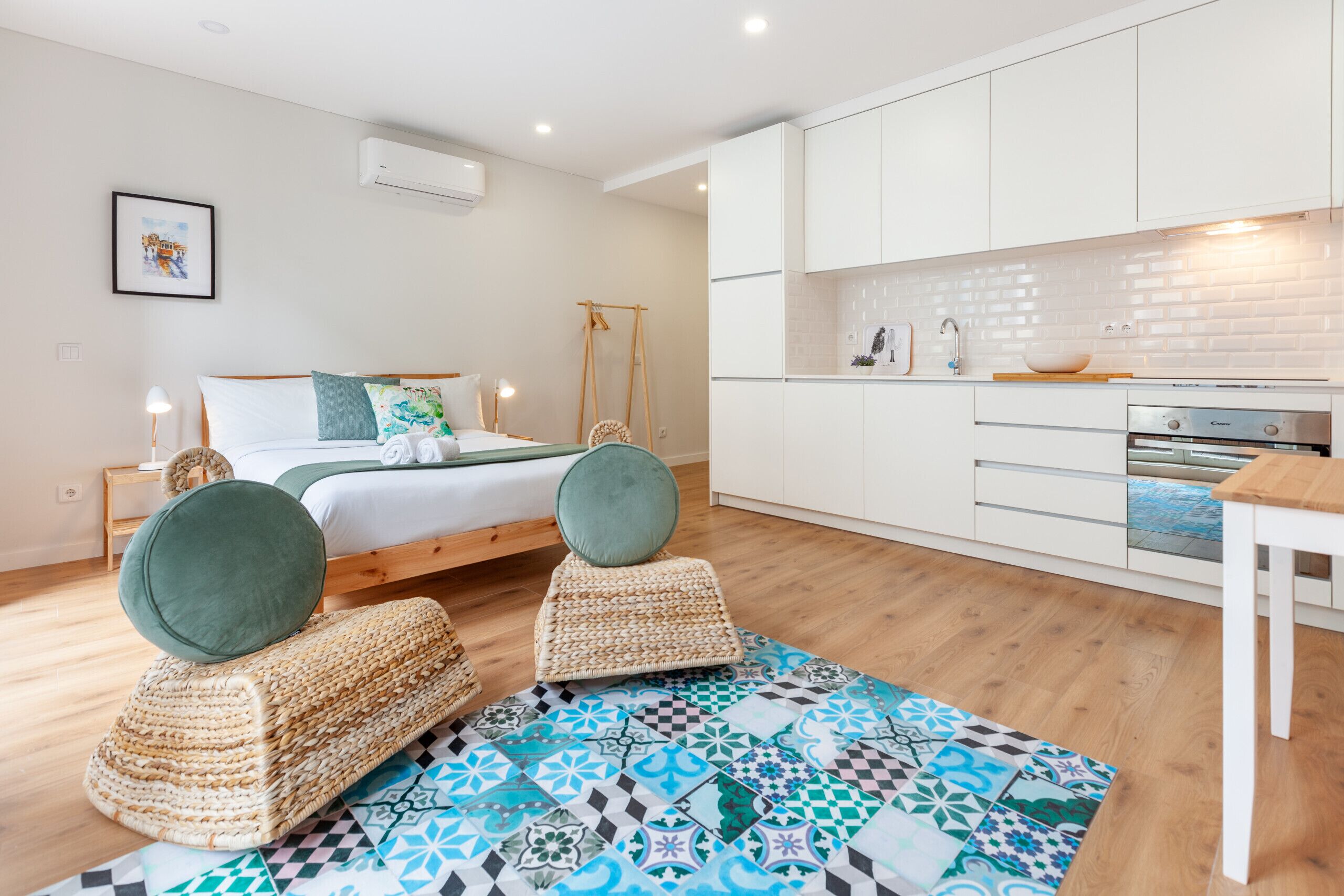 Escritorio, tabla de planchar con plancha, wifi gratis y ropa de cama 