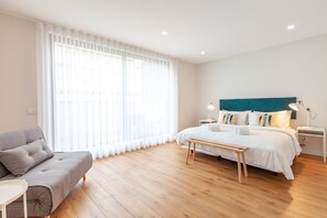 Escritorio, tabla de planchar con plancha, wifi gratis y ropa de cama 