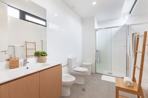 シャワー、ヘアドライヤー、タオル、石鹸