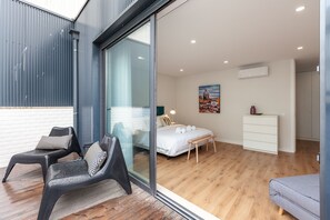 Escritorio, tabla de planchar con plancha, wifi gratis y ropa de cama 