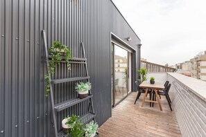 Unclassified image, 4 of 32, button