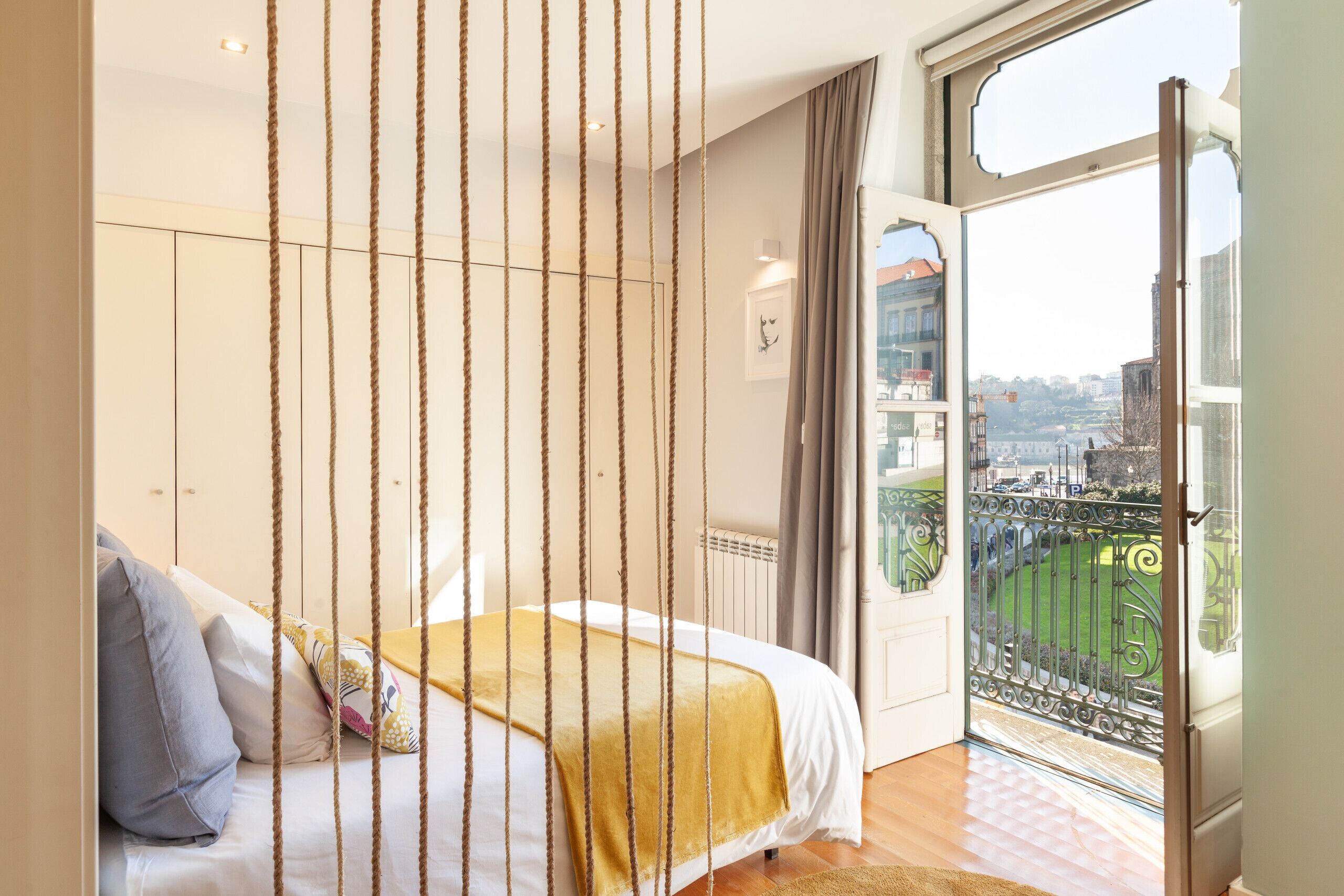 Tabla de planchar con plancha, wifi gratis, ropa de cama