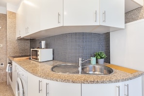 Fridge, microwave, oven, coffee/tea maker