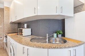 ثلاجة، ميكروويف، فرن، ماكينة لصنع القهوة/الشاي