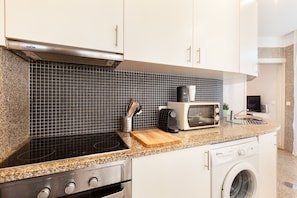 Fridge, microwave, oven, coffee/tea maker
