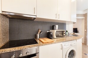 ثلاجة، ميكروويف، فرن، ماكينة لصنع القهوة/الشاي