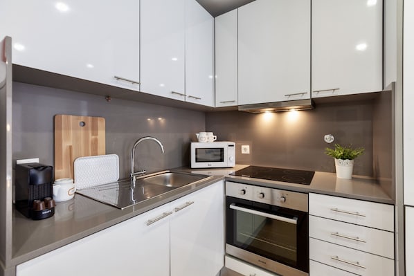 Fridge, microwave, oven, coffee/tea maker