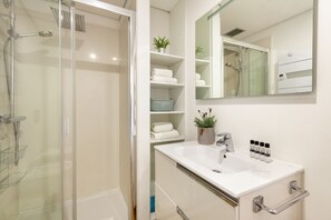 Shower, hair dryer, towels