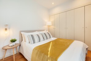 Iron/ironing board, free WiFi, bed sheets - D&S - Ribeira Premium Apartments II (Oporto)