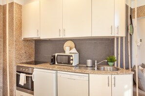 Kühlschrank, Mikrowelle, Ofen, Geschirrspüler