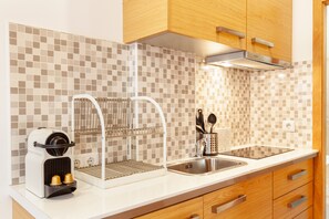 Kühlschrank, Mikrowelle, Wasserkocher mit Kaffee-/Teezubehör