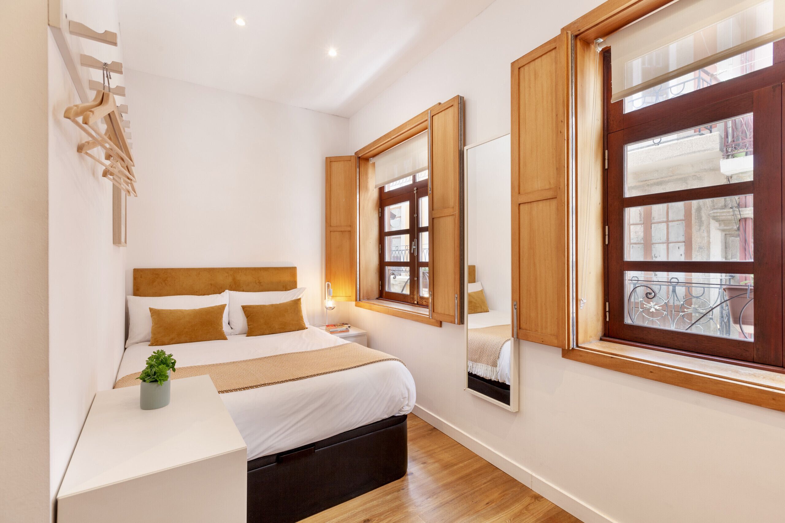 Tabla de planchar con plancha, wifi gratis y ropa de cama 