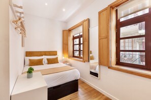 Tabla de planchar con plancha, wifi gratis y ropa de cama 