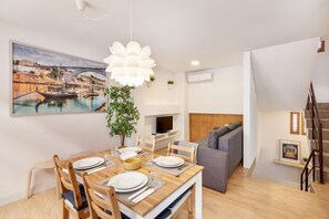 Unclassified image, 2 of 22, button