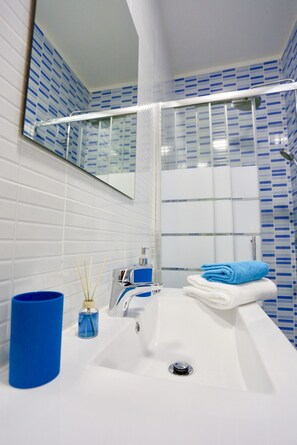 Shower, hair dryer, towels