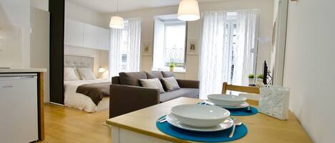 Tabla de planchar con plancha, wifi gratis, ropa de cama