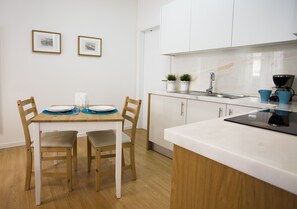 Réfrigérateur, micro-ondes, cafetière/bouilloire, bouilloire électrique