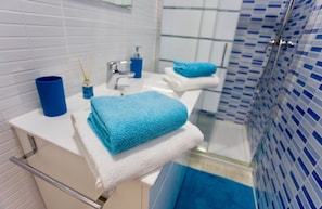 Shower, hair dryer, towels