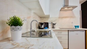 Una cocina moderna con un lavaplatos, estufa y lavavajillas.