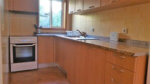 Fridge, microwave, oven, coffee/tea maker