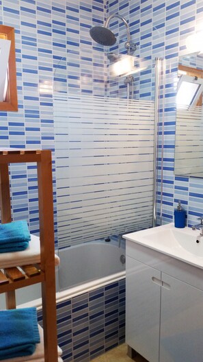 Badewanne, Haartrockner, Handtücher