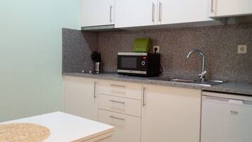 Réfrigérateur, micro-ondes, cafetiÚre/bouilloire, bouilloire électrique