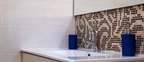 Douche, sèche-cheveux, serviettes fournies