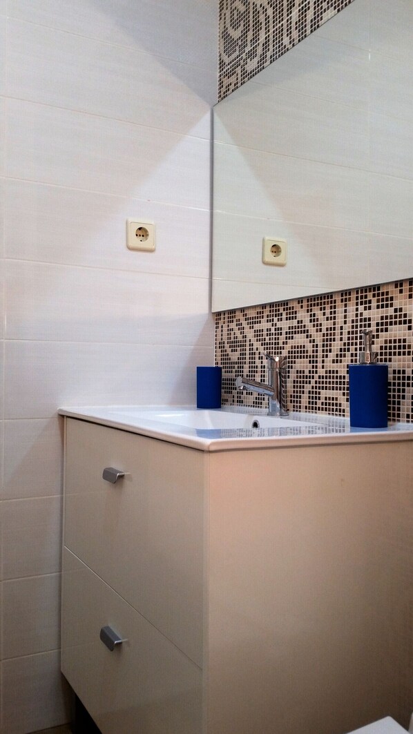 Douche, séchoir à cheveux, serviettes fournies
