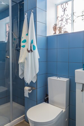 Shower, hair dryer, towels - Alves da Veiga Apartments I (Oporto)