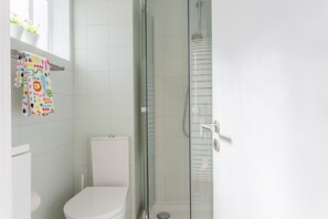 Douche, sĂšche-cheveux, serviettes fournies