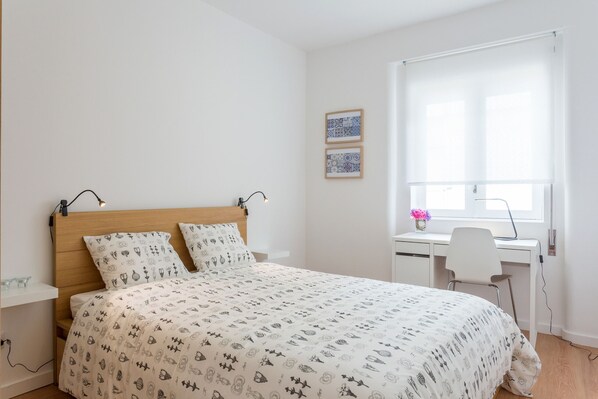 2 habitaciones, escritorio, tabla de planchar con plancha y wifi gratis 