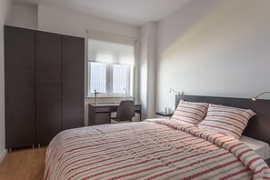 2 habitaciones, escritorio, tabla de planchar con plancha y wifi gratis