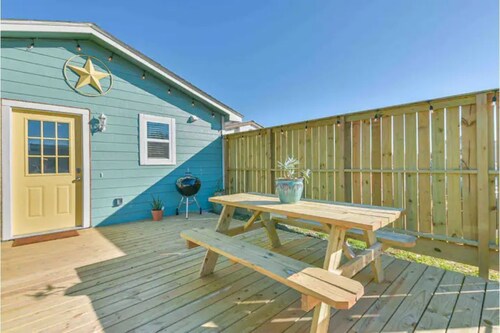Coastal Casita - Minutes from the beach!