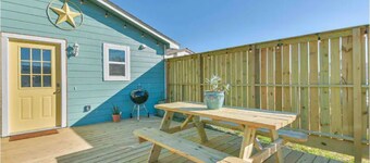 Coastal Casita - Minutes from the beach!