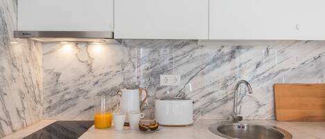 Fridge, microwave, oven, coffee/tea maker