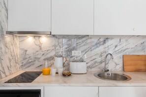 Een koelkast, een microgolfoven, een oven