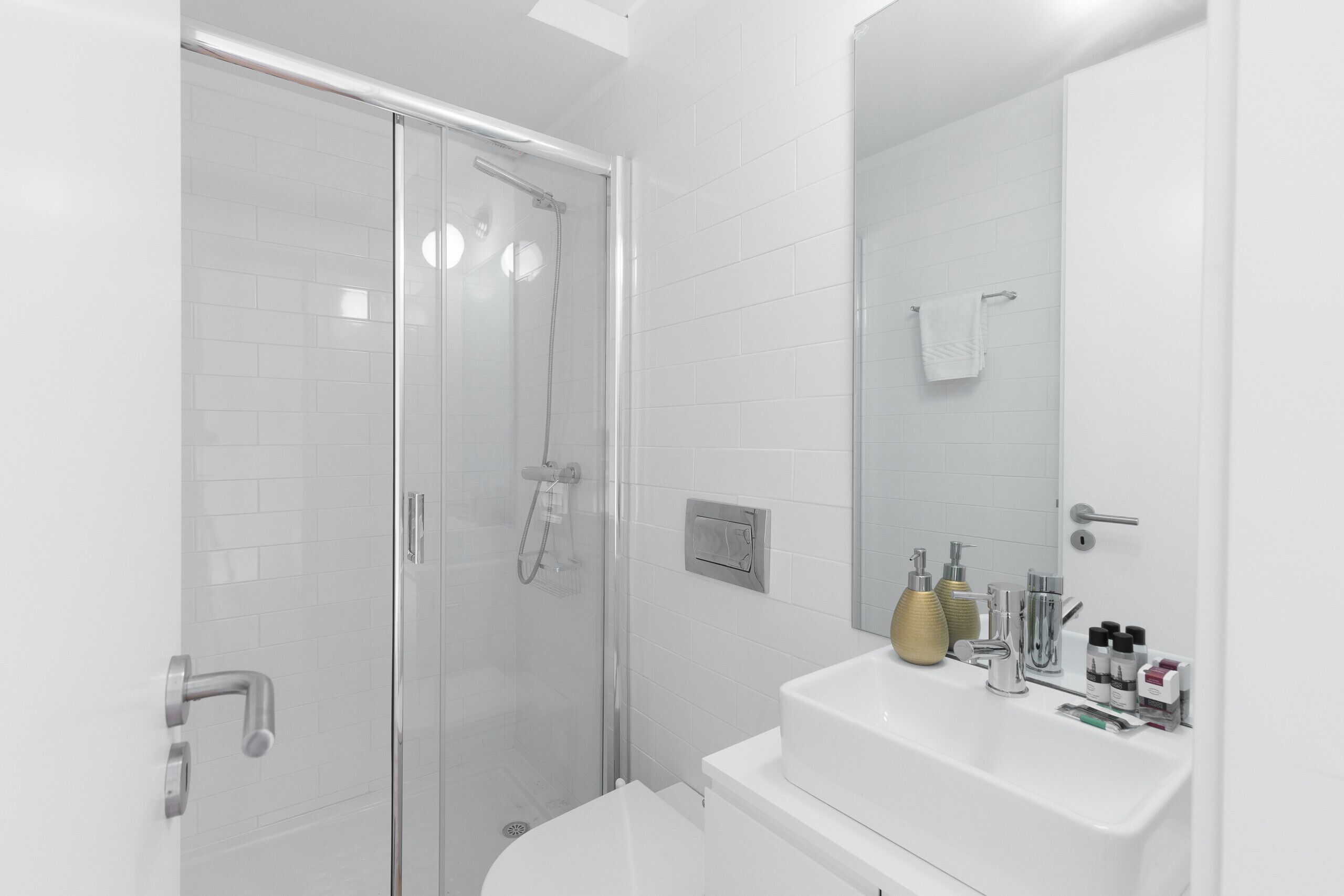 Een douche, een haardroger, handdoeken