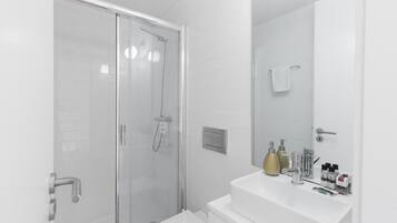 Een douche, een haardroger, handdoeken